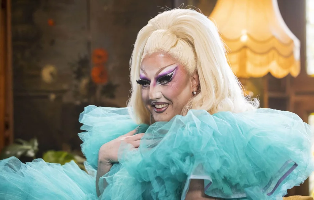Ginger Bitch : la drag queen qui bouscule les codes des Traîtres