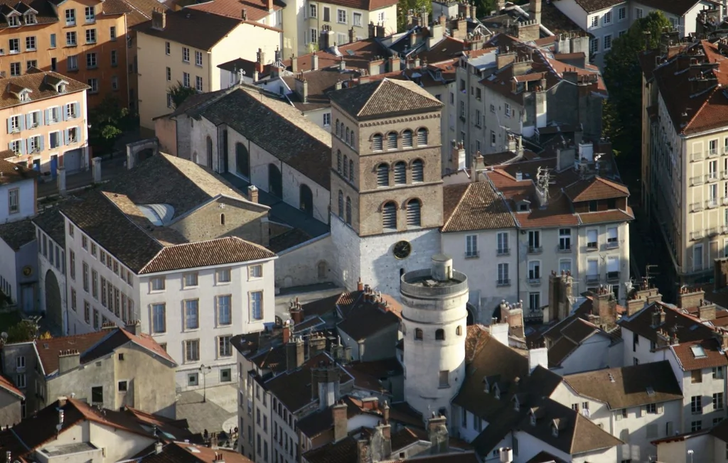 Grenoble : un homme tué par balles en plein centre-ville