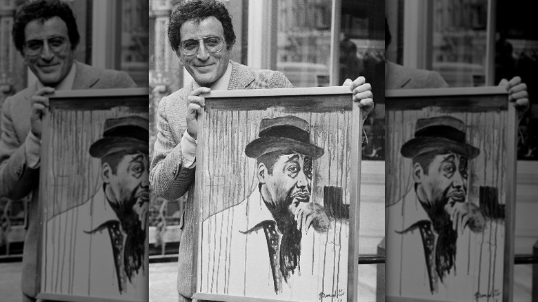 Tony Bennett montrant une de ses peintures