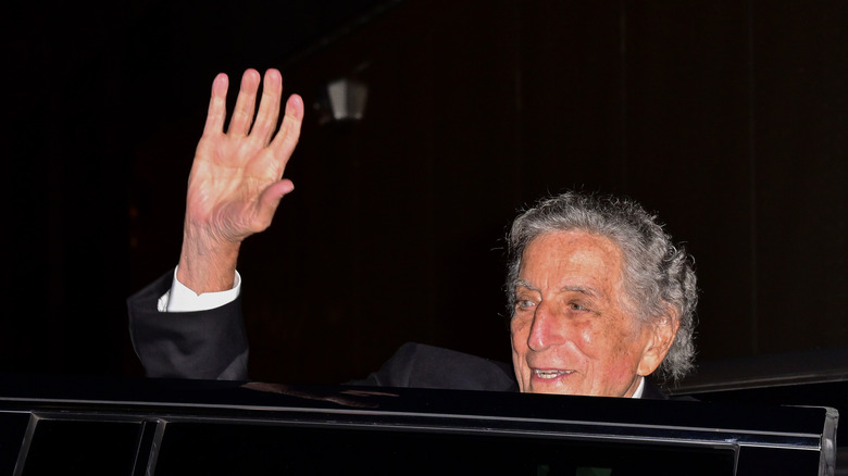 Tony Bennett faisant un signe de la main depuis une voiture