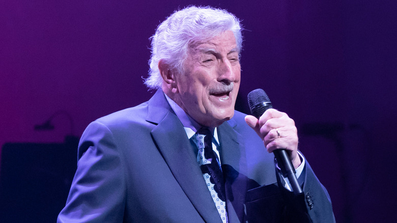 Tony Bennett chantant avec un micro