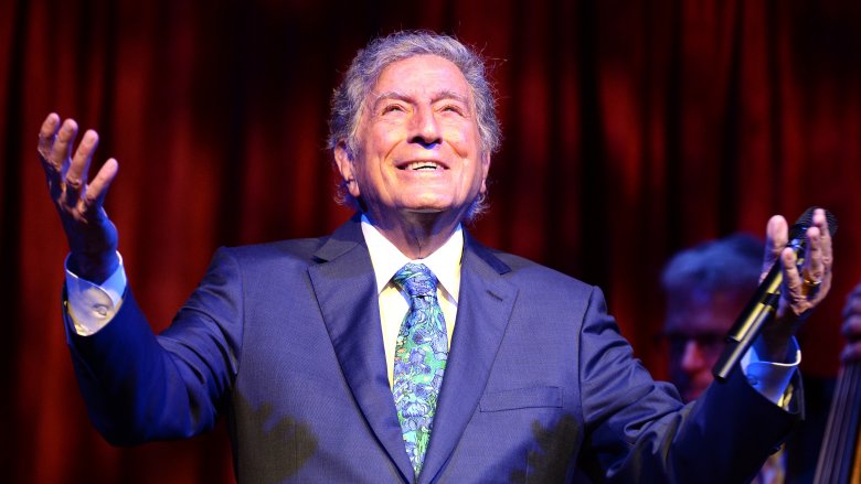 Tony Bennett levant les yeux vers le ciel sur scène
