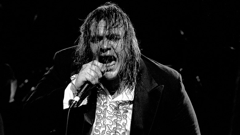 Meat Loaf chantant avec intensité sur scène