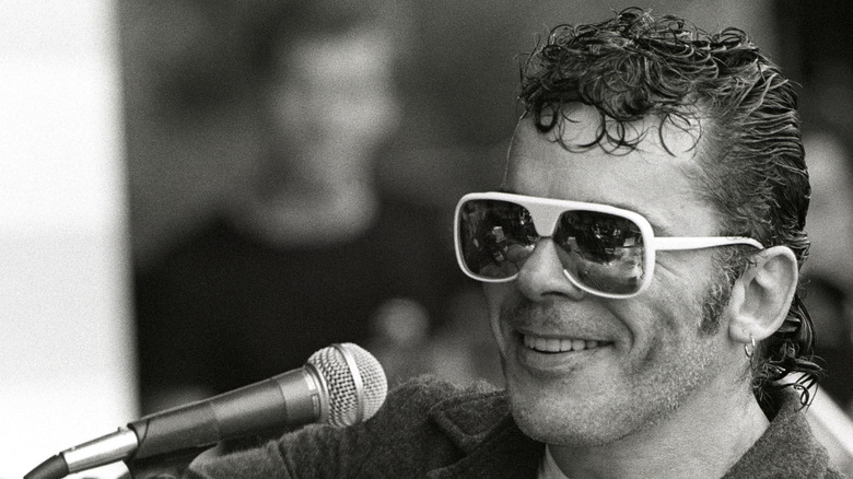 Ian Dury devant un micro