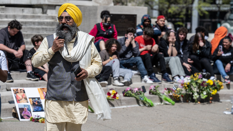 Veillée et mémorial après la fusillade de FedEx à Indianapolis