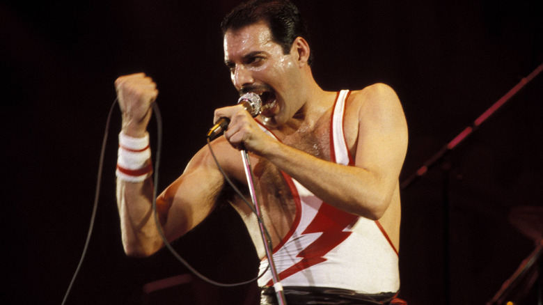 Freddie Mercury chantant sur scène