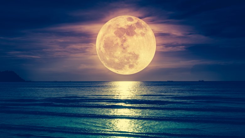 La lune au-dessus de l'eau