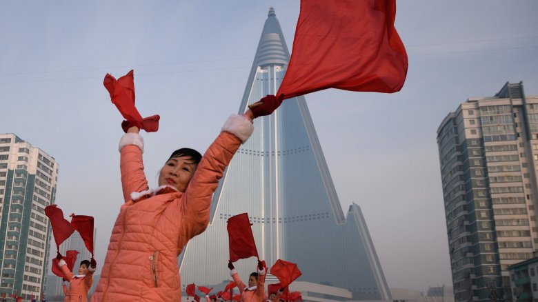 Femmes en Corée du Nord et hôtel Ryugyong à Pyongyang