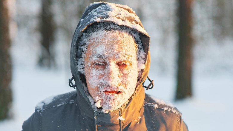 Barbe et lunettes couvertes de givre