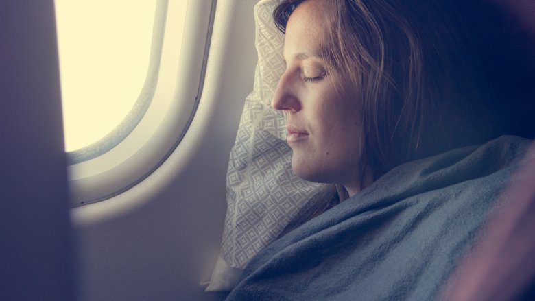 Femme dans un avion
