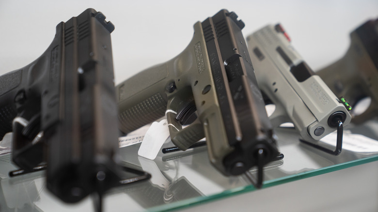 Armes posées sur une étagère