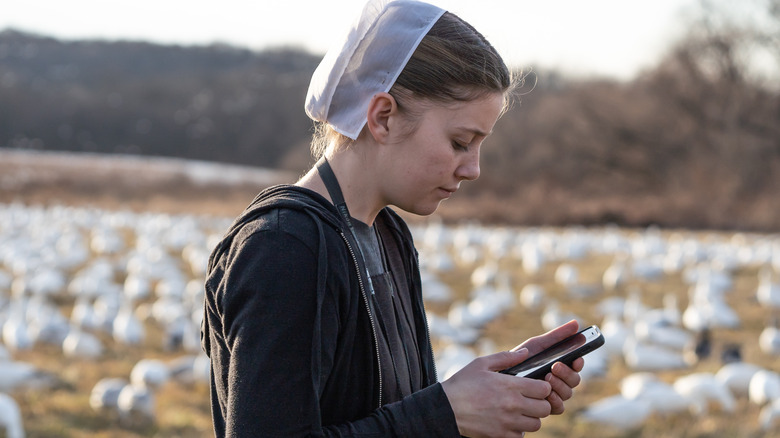 Jeune fille Amish avec un téléphone portable