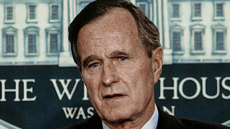 George H.W. Bush lors d'une conférence de presse