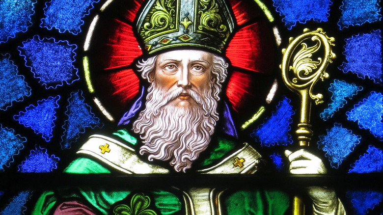 Vitrail représentant Saint Patrick dans une église catholique