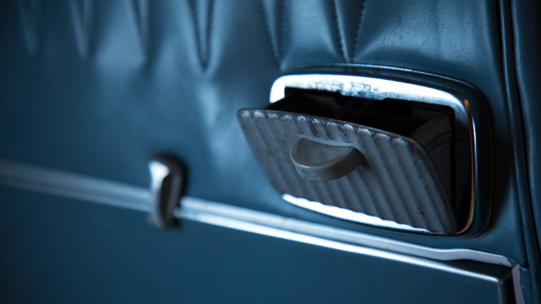 Cendrier dans un avion ancien