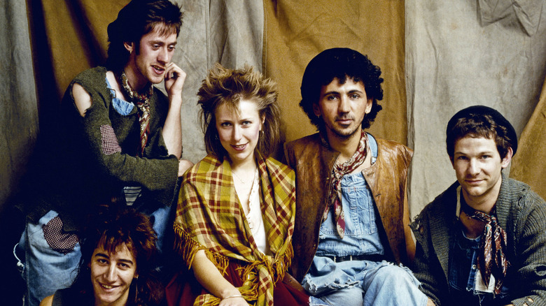 Portrait de groupe des Dexys Midnight Runners en 1982