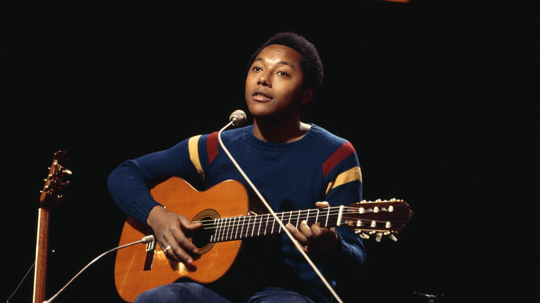 Labi Siffre jouant de la guitare sur scène