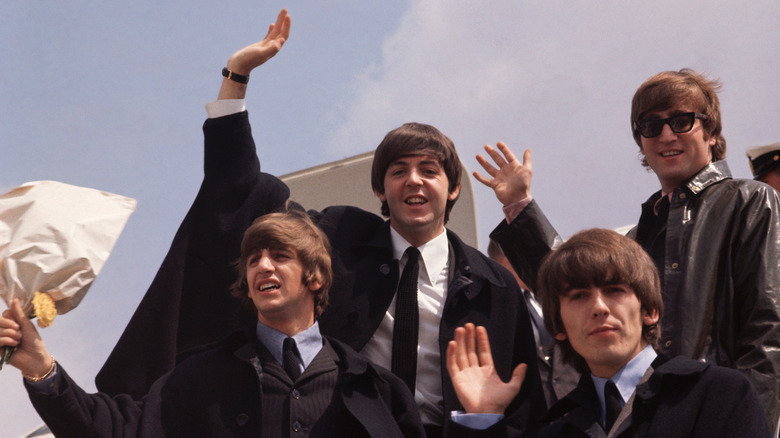Les Beatles descendant d'un avion