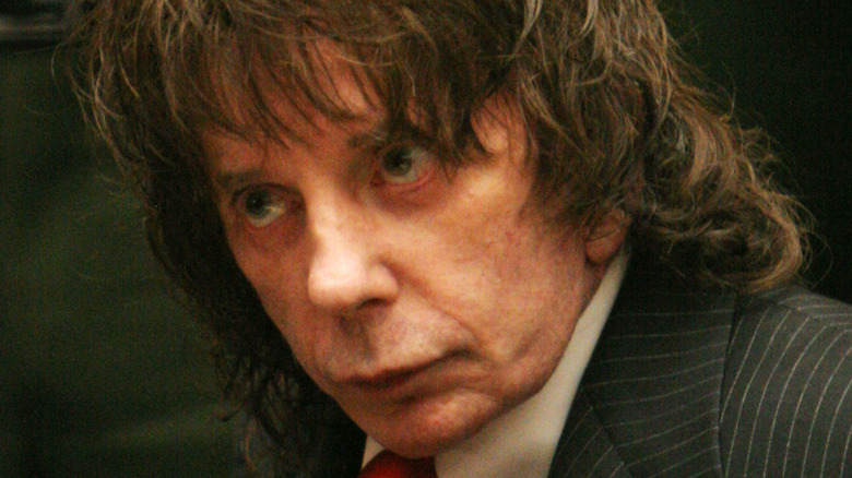 Phil Spector en costume au tribunal