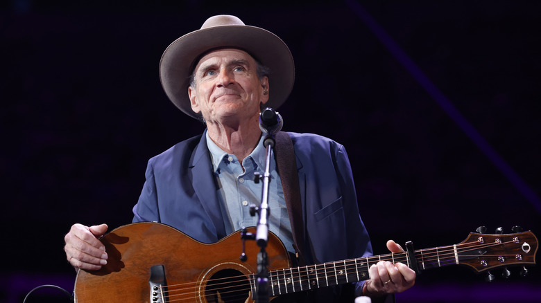 L'artiste James Taylor sur scène