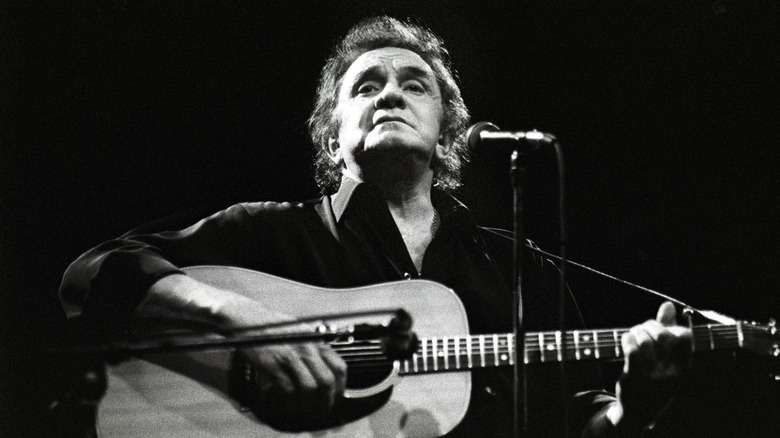 Johnny Cash jouant de la guitare