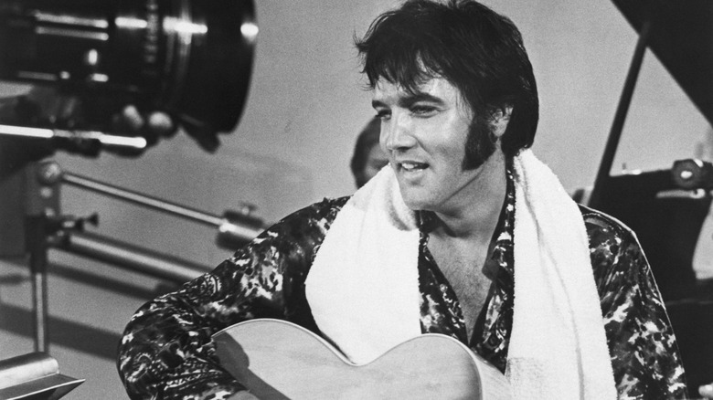 Elvis Presley avec une guitare acoustique