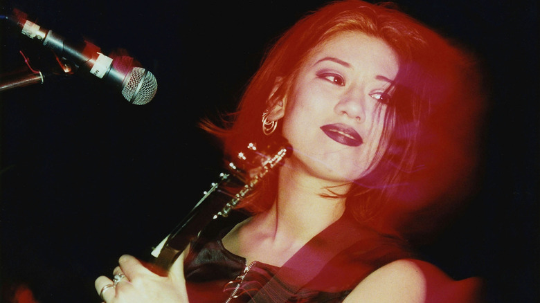 Miki Berenyi de Lush sur scène