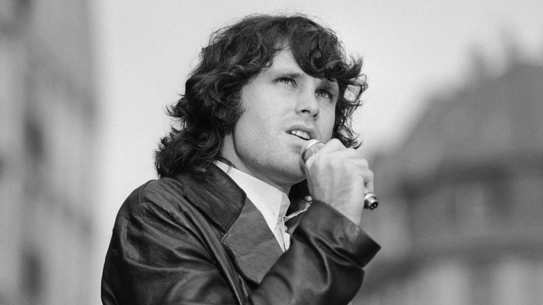 Jim Morrison chantant en veste de cuir