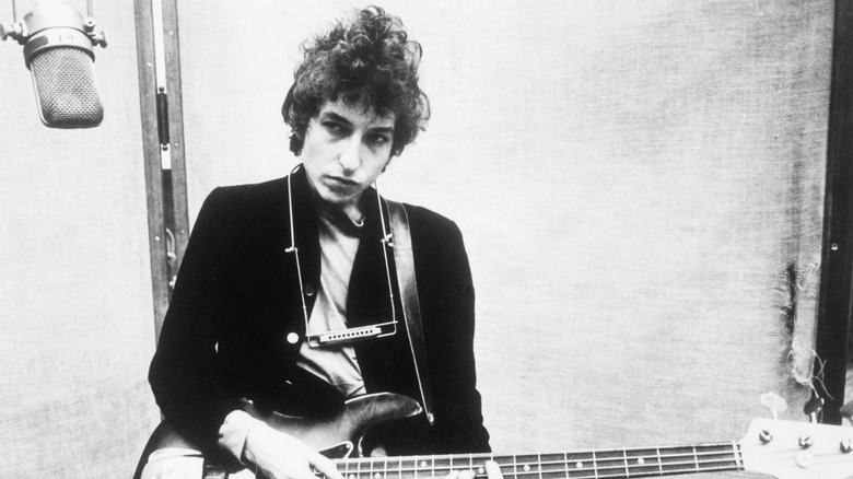 Bob Dylan en studio avec un harmonica