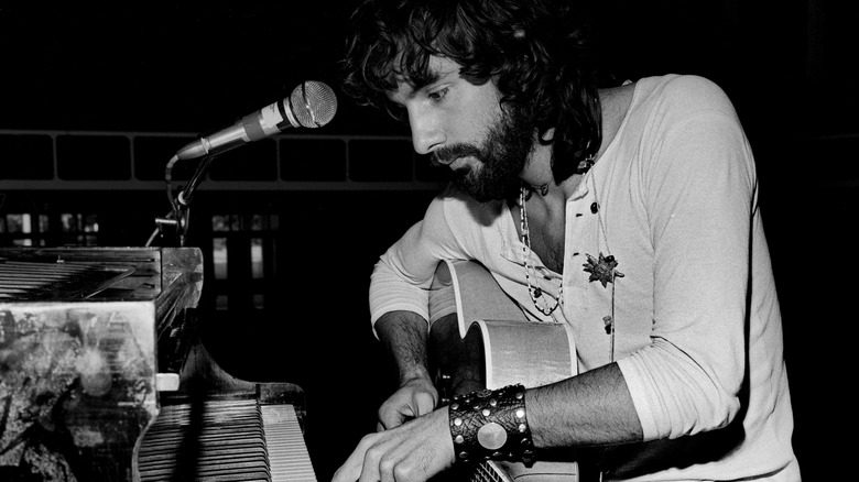 Cat Stevens au piano avec une guitare