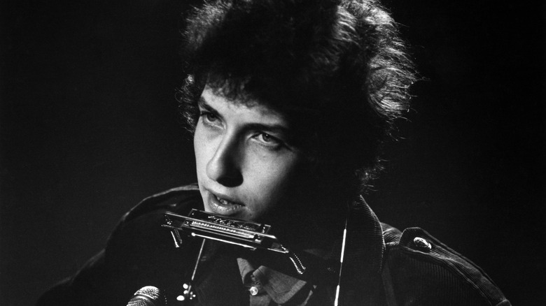 Bob Dylan avec son harmonica sur scène