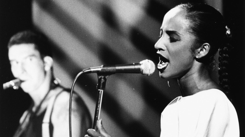 Sade chantant sur scène dans les années 80