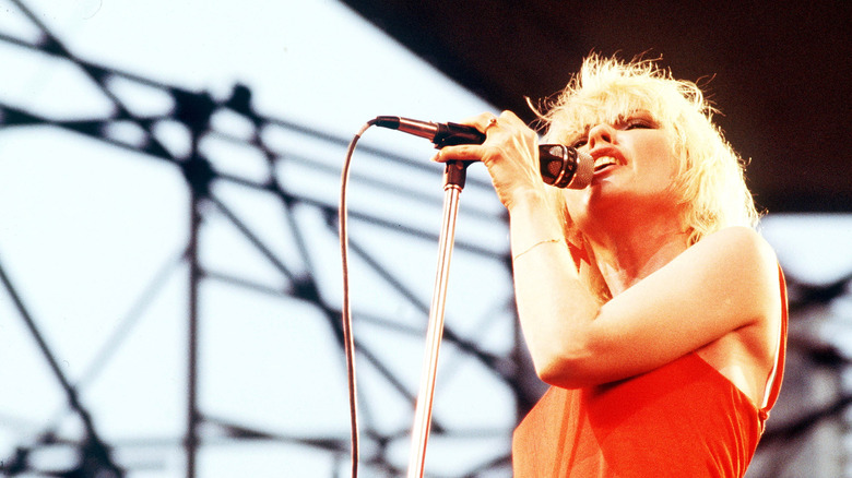 Debbie Harry sur scène en robe orange