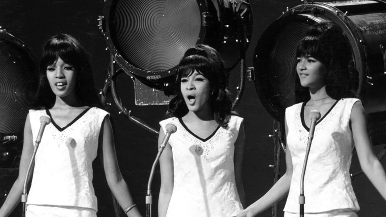 Les Ronettes chantant devant des projecteurs de scène