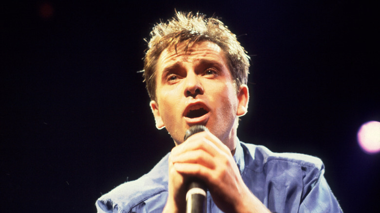 Peter Gabriel chantant sur scène en 1986
