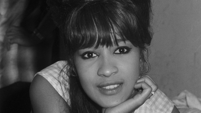 Ronnie Spector pose pour une photo