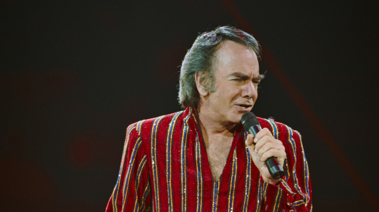 Neil Diamond chantant sur scène en 1996