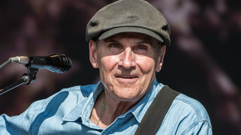 James Taylor souriant lors d'un concert