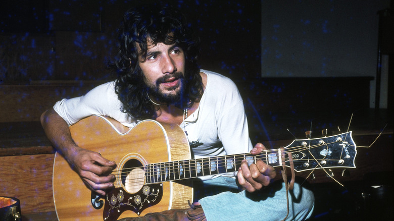 Le chanteur folk Cat Stevens avec sa guitare