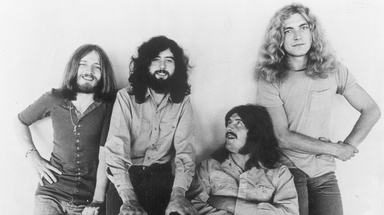 Les membres de Led Zeppelin posant pour une photo de groupe