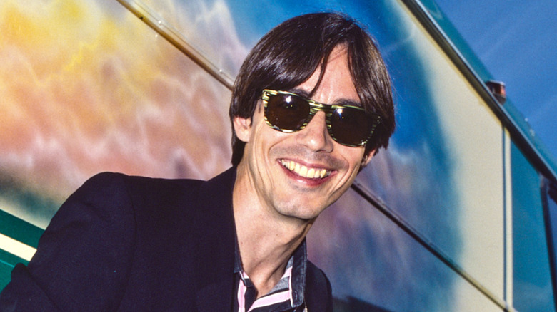 Jackson Browne avec des lunettes de soleil dans les années 1970