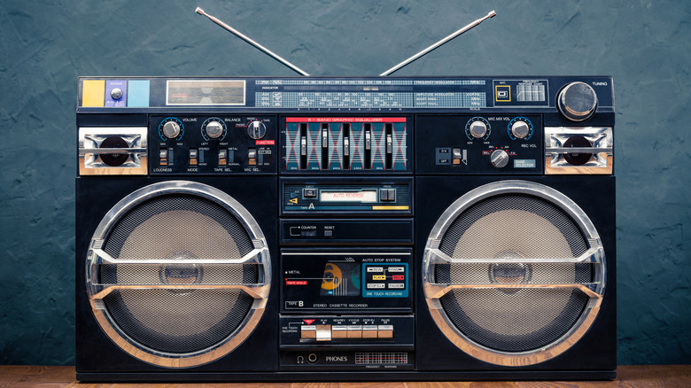 Boombox vintage sur une table en bois