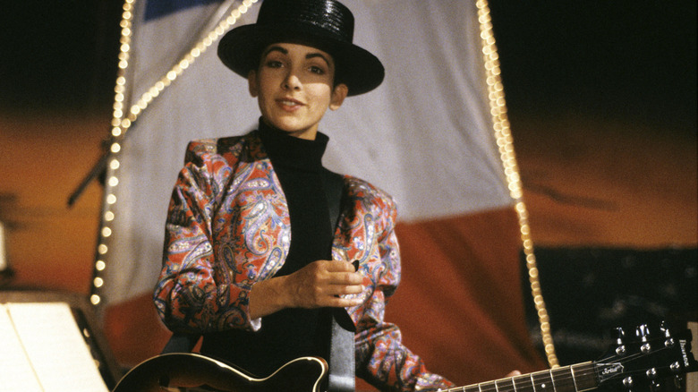 Jack Wagner jouant de la guitare et chantant