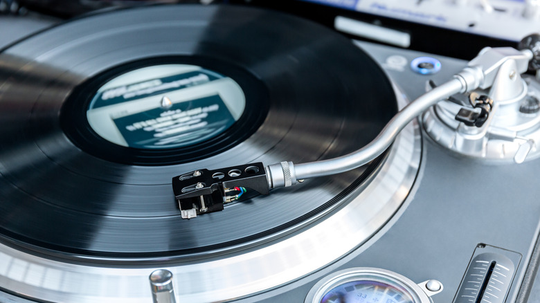 Bras de lecture d'une platine vinyle s'approchant d'un disque