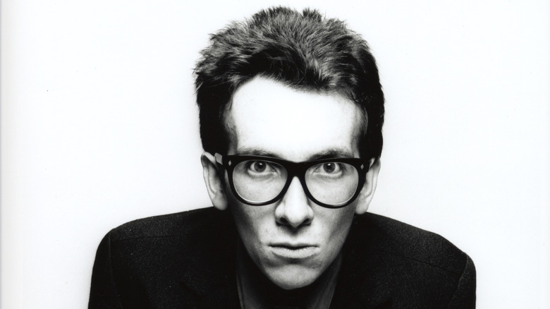 Portrait en noir et blanc d'Elvis Costello en 1978