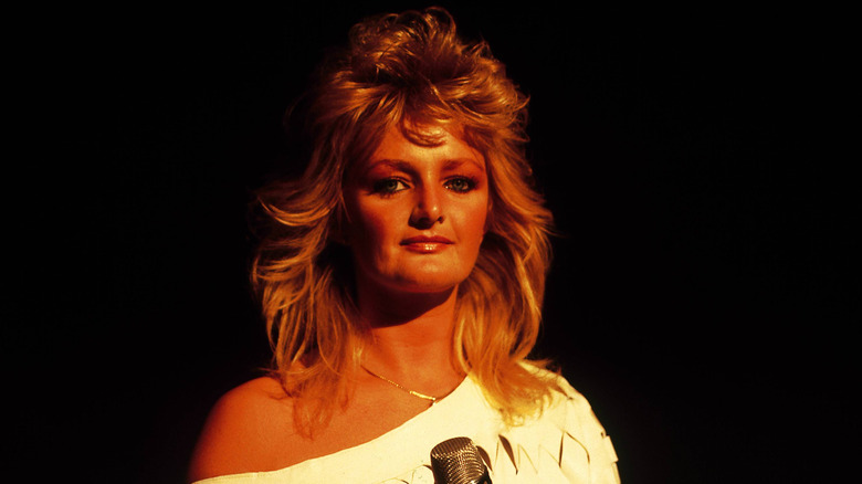 Bonnie Tyler souriant doucement face à la caméra