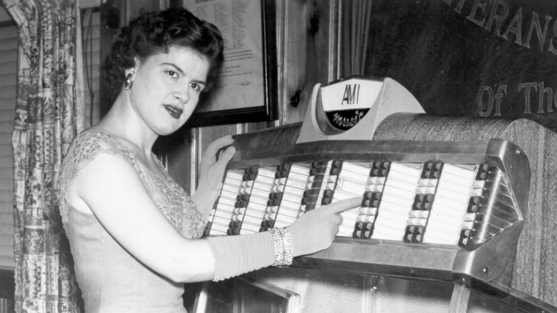 Patsy Cline devant un juke-box