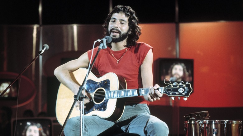 Cat Stevens chantant dans un micro