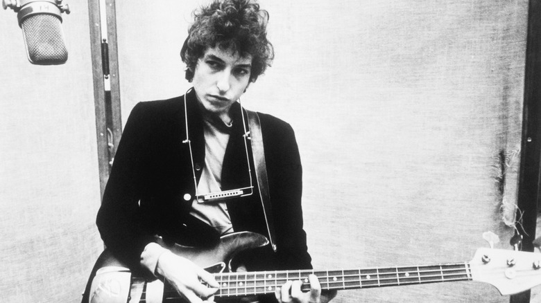 Bob Dylan en studio avec sa guitare