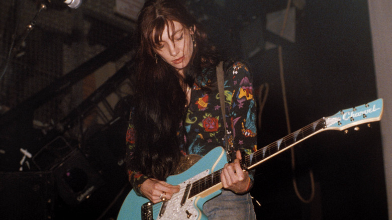 Bilinda Butcher sur scène jouant de la guitare
